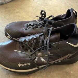 Nike women’s Black Gore-Tex Athletic trail Shoes